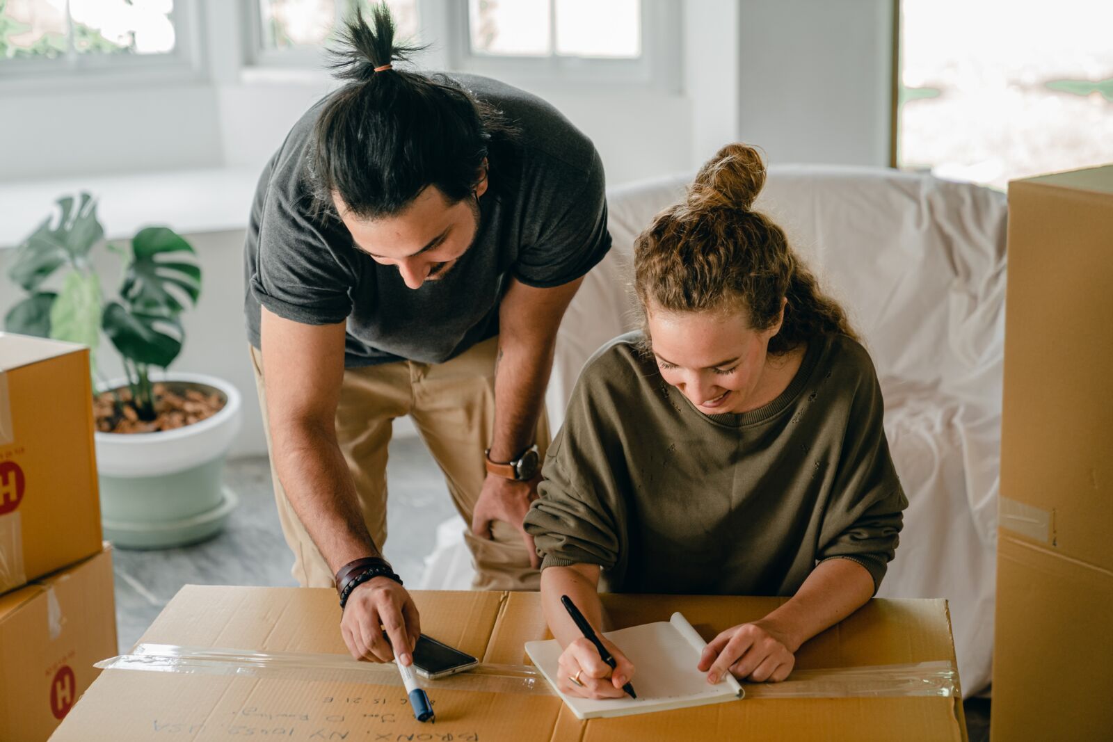 pexels-ketut-subiyanto-4246197 a couple writing a moving house to do list